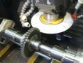 安田工業製の歯車成形研削盤による歯車研削